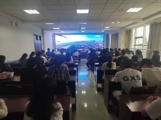 QY千亿球友会师生自发集中收看抗战胜利8...